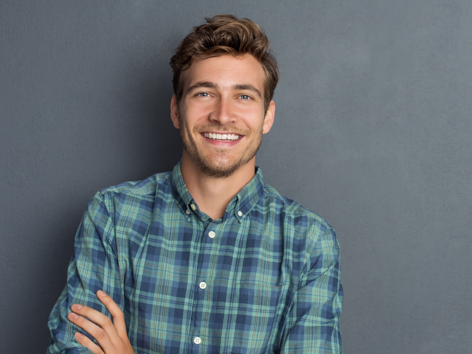 Medium Chocolate Brown haarkleur idee voor mannen op een man in een geruit overhemd