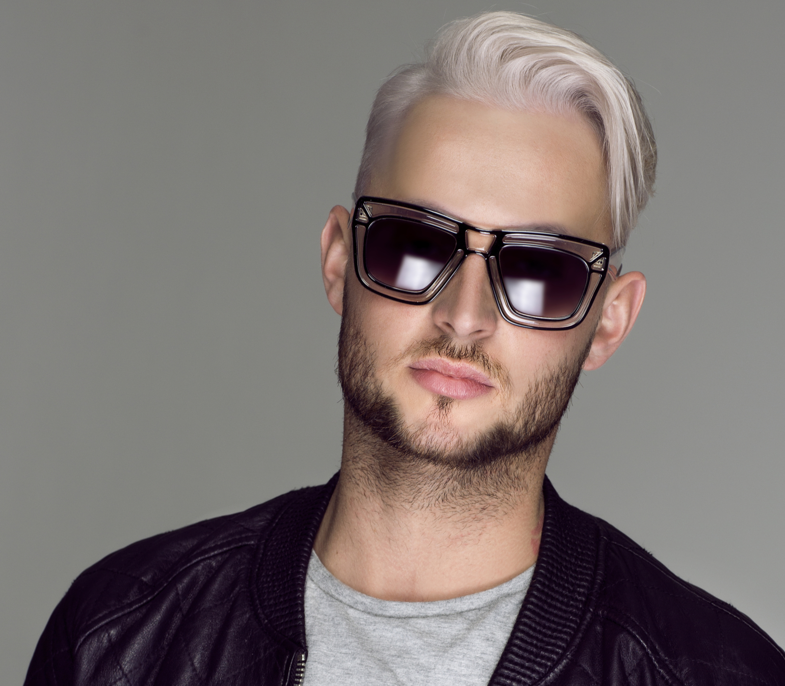 Dramatic Platinum haarkleur idee voor mannen