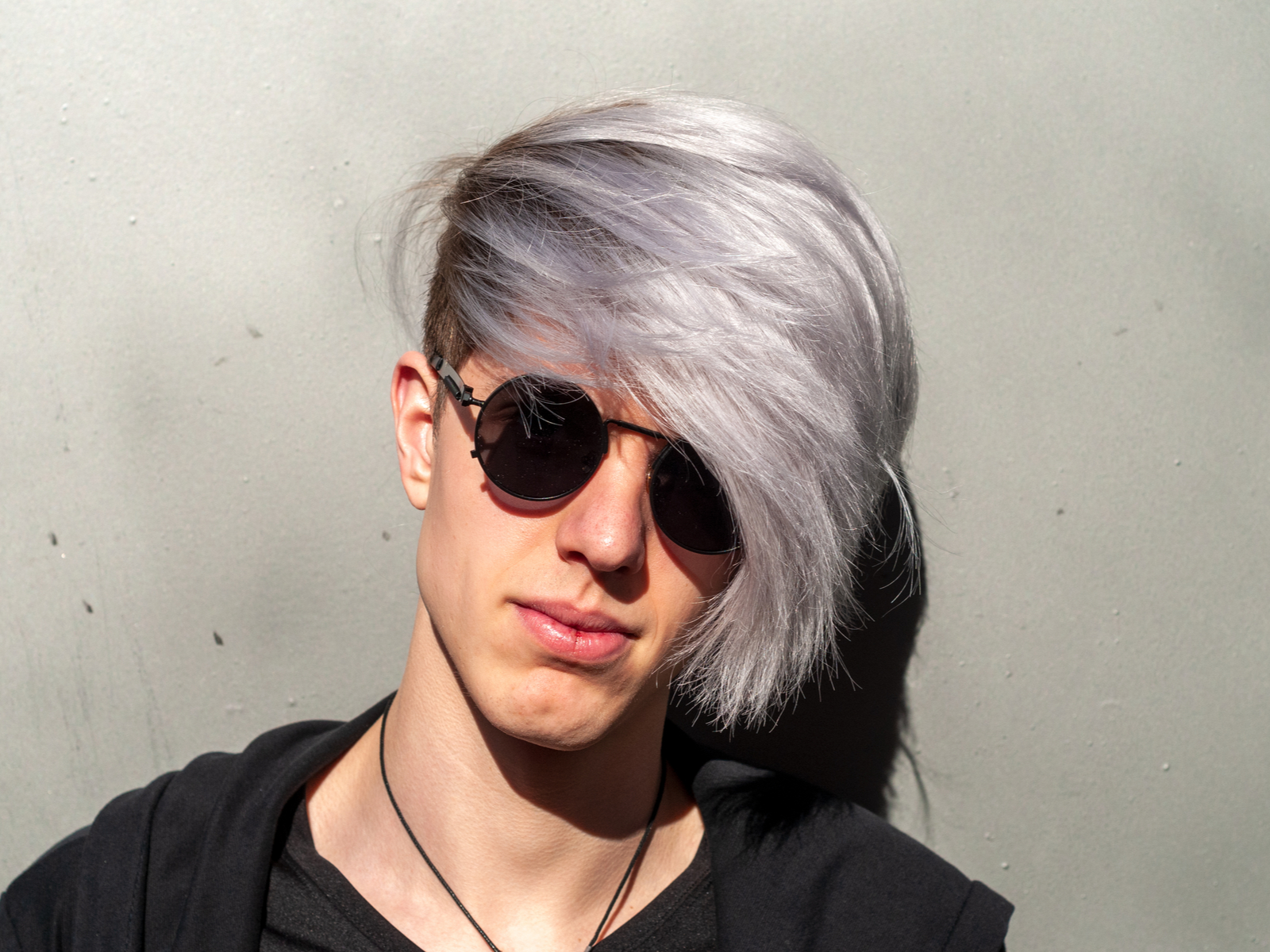 Gleaming Silver With Shadow Root haarkleur idee voor mannen