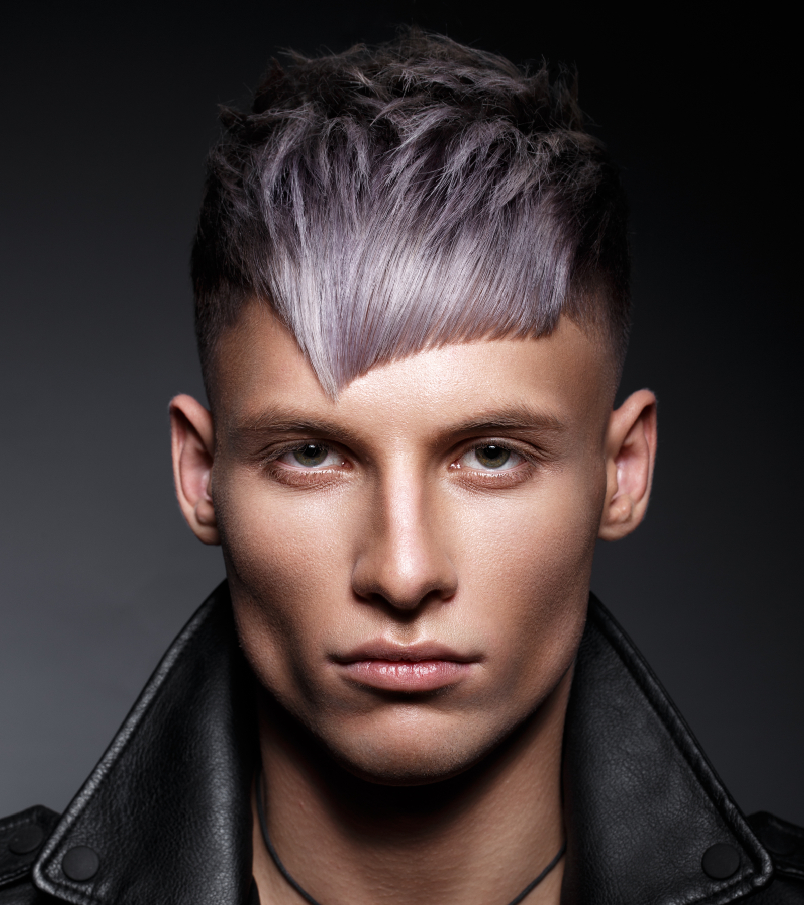 Metallic Violet-Toned Zilver haarkleur idee voor mannen