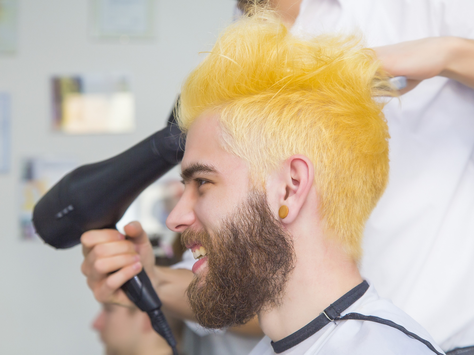 Ombre Lemony Yellow mannen haarkleur op een man in een salon