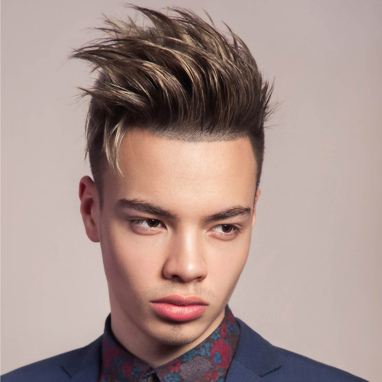 Spiked Pompadour Met Bevroren Uiteinden 