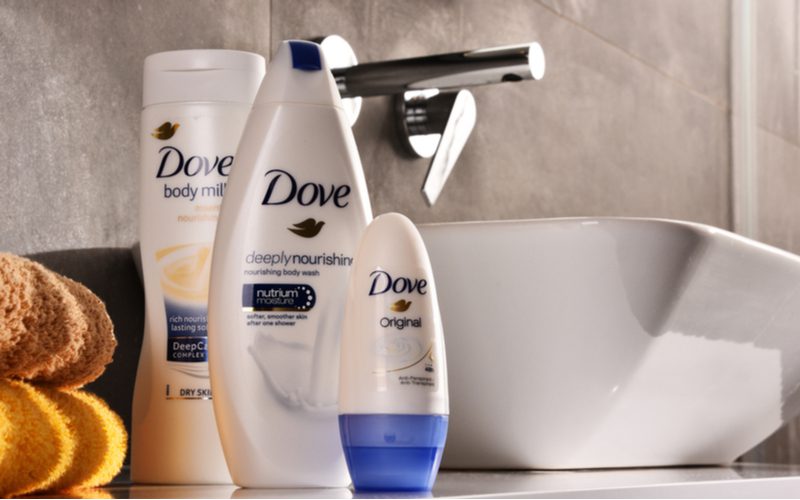 Voor een stuk over Is Dove Shampoo Goed zitten een paar soorten van het product op de toonbank