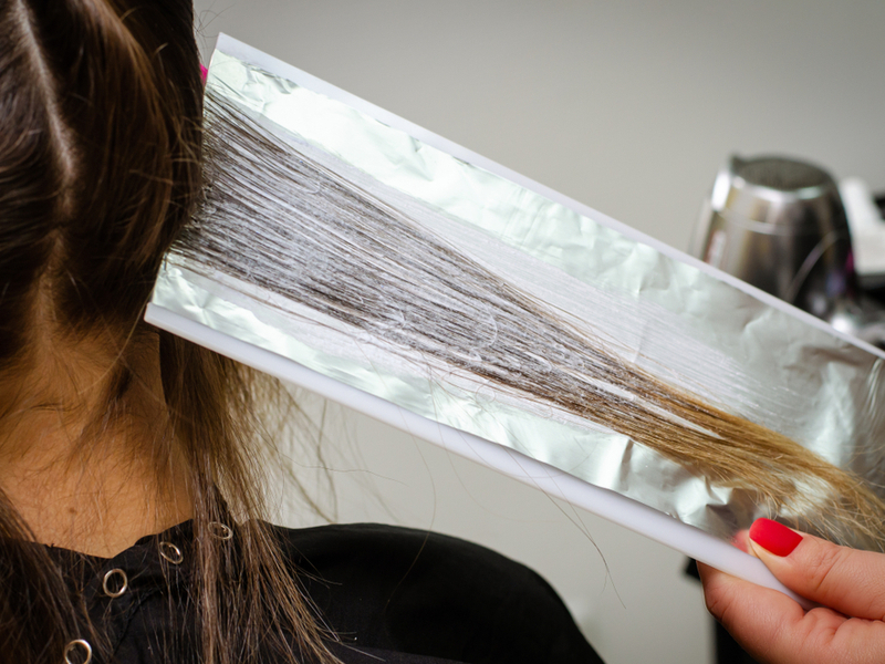 Vrouw schildert gedeeltelijke balayage op een klant