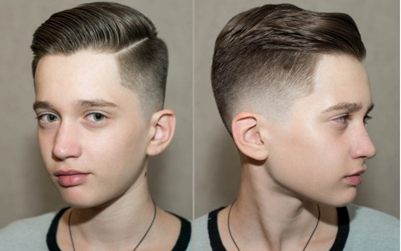 Stijlvol modern retro kapsel zijscheiding met mid fade met scheiding van schooljongen jongen in een kapperszaak op een bruine achtergrond voor een stuk over wat is een fade kapsel