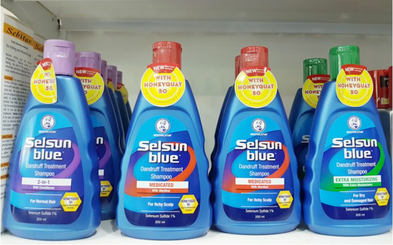 Verschillende flessen Selsun Blue shampoo om te gebruiken als je van roos af probeert te komen.