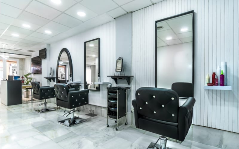 Moderne heldere schoonheidssalon. Kapsalon interieur bedrijf