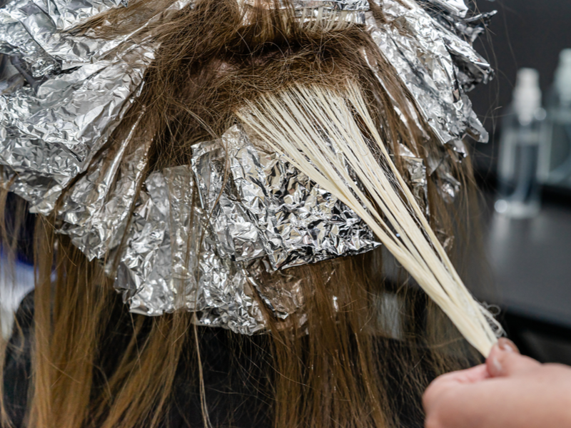 Dame beantwoordt of balayage al dan niet haarschade veroorzaakt