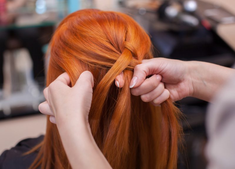 Roodharige leertips voor het Frans vlechten van je eigen haar