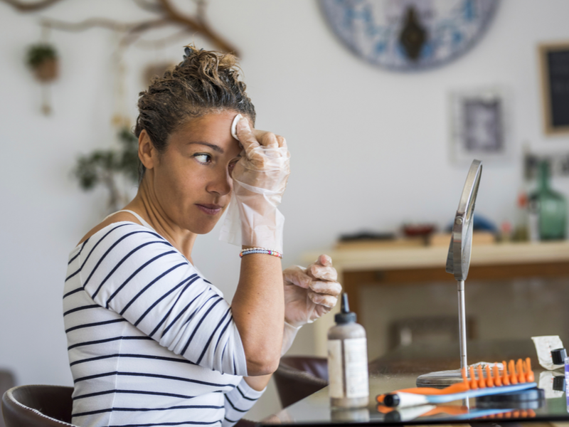 Voor een stuk over wat is haarvlek, een vrouw die thuis haarverf gebruikt