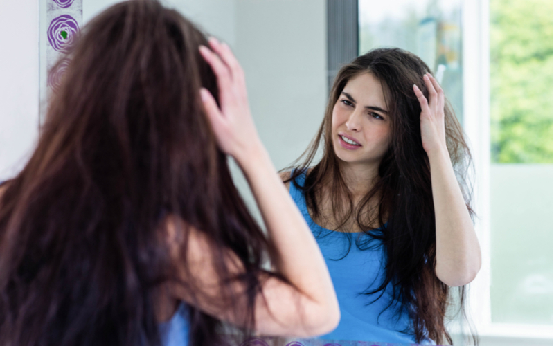 Vrouwen met fijn haar die geen kleurdeposito shampoo moeten gebruiken