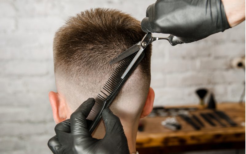 Man doet een fade voor een stuk getiteld How to Cut Your Own Hair Men