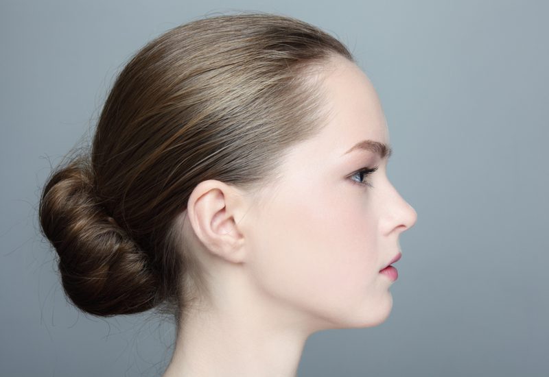 Lage opgerolde Ballerina Bun Beschermende Kapsels voor Wit Haar