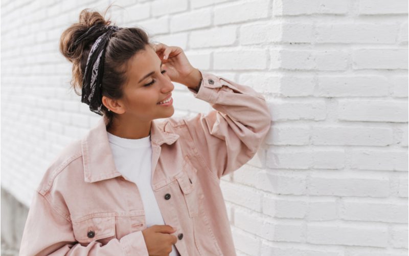 Messy Bun Met Sjaal Beschermend kapsel voor wit haar