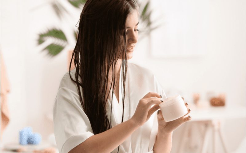 Vrouw bereidt zich voor op het gebruik van biotine shampoo om haar haar sneller te laten groeien