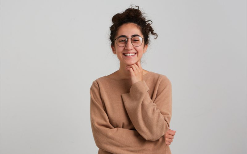 Messy Curly Bun op een vrouw met bril