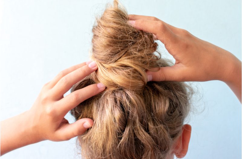 Gedraaide hoge Bun voor vrouwen met krullend haar