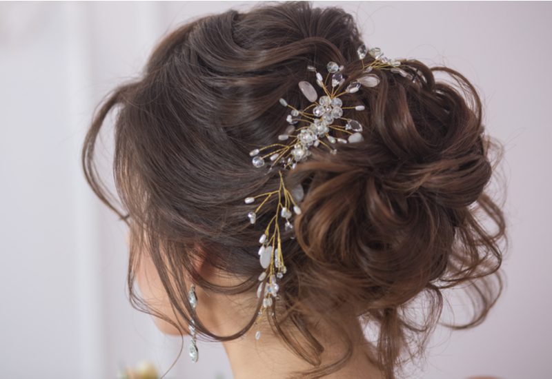 Messy Middle Wedding Bun voor een stuk getiteld krullend haar bun