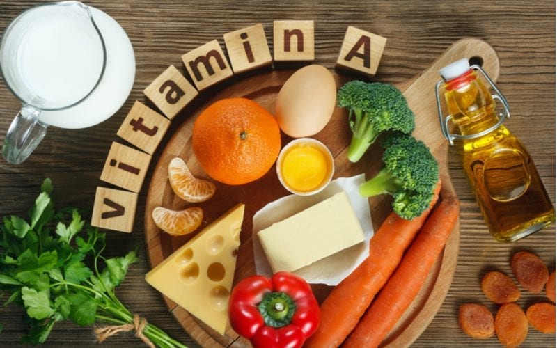 Veel vitamines op een houten tafel voor een stukje over welke vitamines goed zijn voor je haar