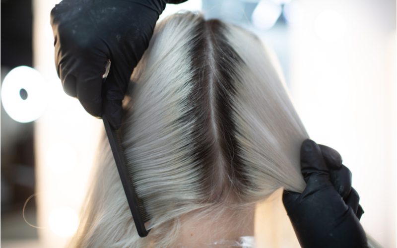 Vrouw die haar zilveren haar moet bijwerken.