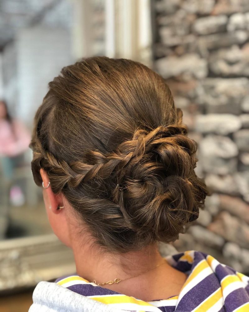 Updo Met Vlecht op het achterhoofd van een vrouw voor een stuk over gemakkelijke opsteekkapsels