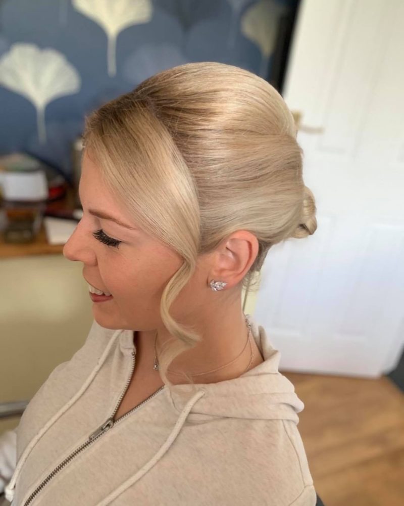 Wraparound Updo genoemd als bruiloftskapsel.