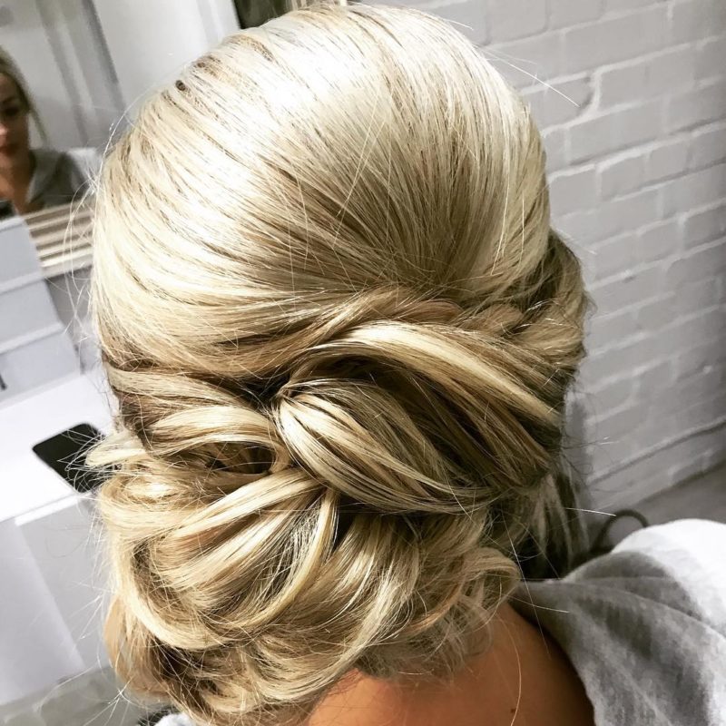 Side Bun bruiloft gast kapsel op een vrouw met blond haar