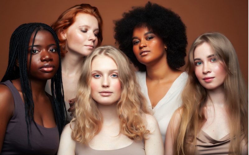 Verschillende soorten vrouwen met verschillende soorten haar voor een stuk over welke haarkleur het langst meegaat