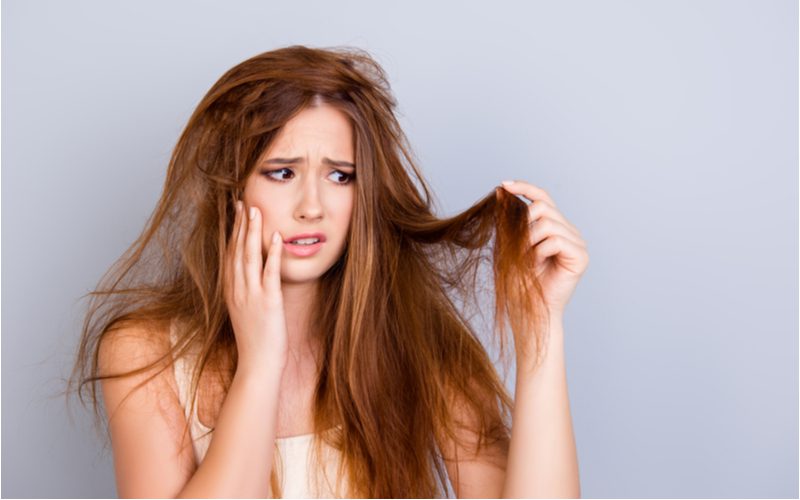 Ontredderde vrouw in paniek omdat ze haarverf te lang heeft laten zitten en haar haar droog werd