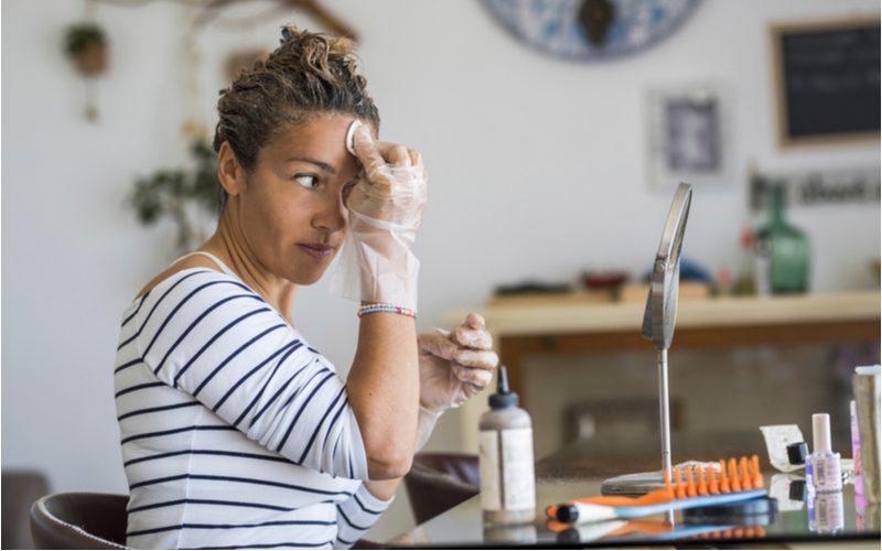 Vrouw laat ons zien hoe lang je haarverf moet laten zitten