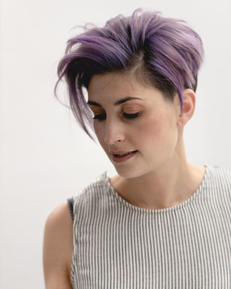 Tousled Lavender Undercut op een vrouw met een lange pixie voor een stuk op zwart en paars haar