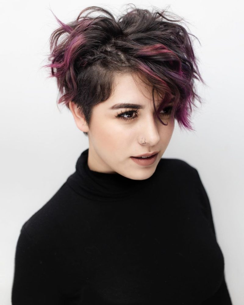 Zwart haar met paarse punten op een rommelige lob of pixie cut