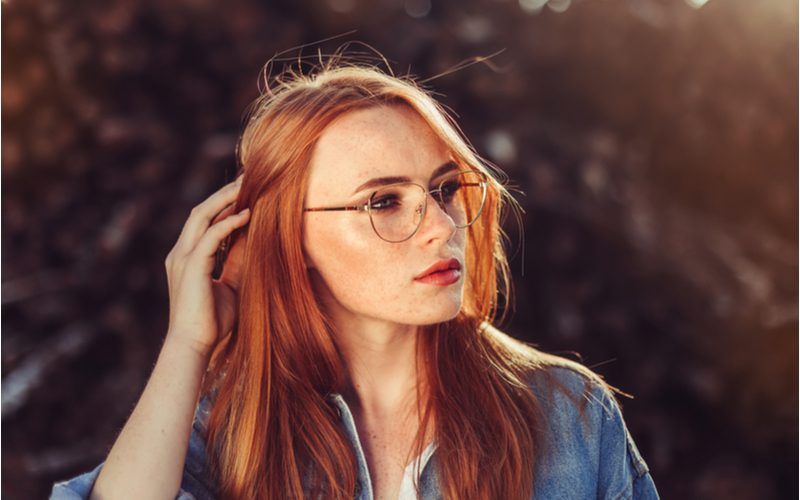 Fiery Sunset Auburn Haar op een vrouw met bril zonder lenzen