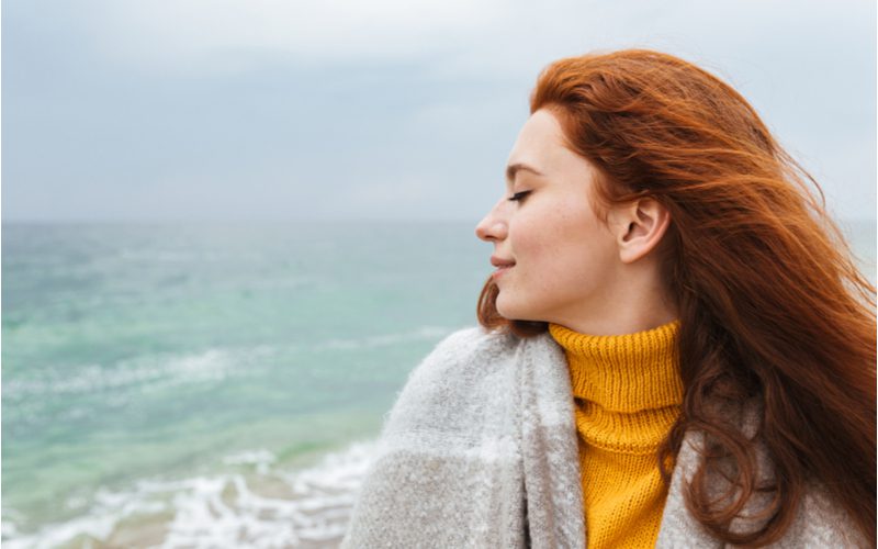 Scotch Auburn haar gedragen door een mooie jonge vrouw die poseert met haar hoofd naar rechts.