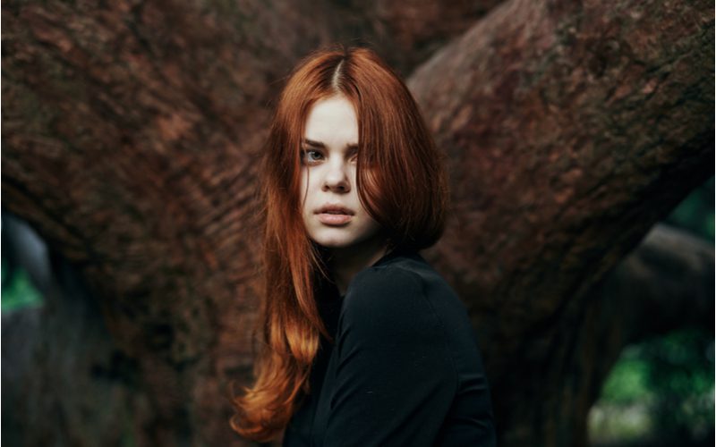 Ethereal Deep Auburn gedragen door een bleke vrouw met prachtig lang haar in een zwart shirt.