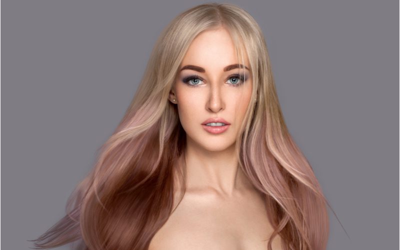 Voor een idee voor underdye haar, een vrouw met Rosy Platinum Over Auburn Haar