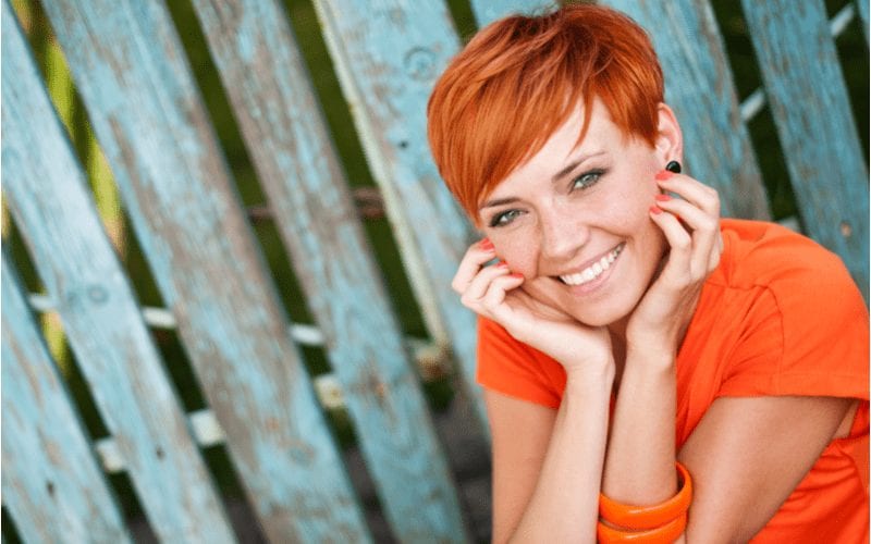 Vrouw met een rood Ginger-Tinted Pixie kapsel