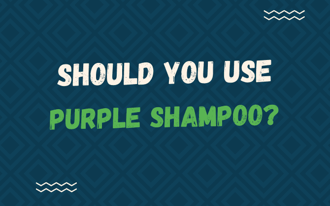 Grafische titel Should You Use Purple Shampoo in blauwe achtergrond grafische vorm