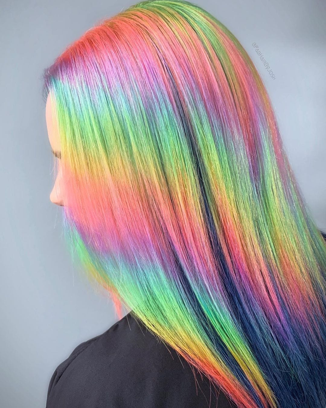 Helder regenboogkleurig haar (holografisch haar) met shimmers van alle kleuren van de regenboog