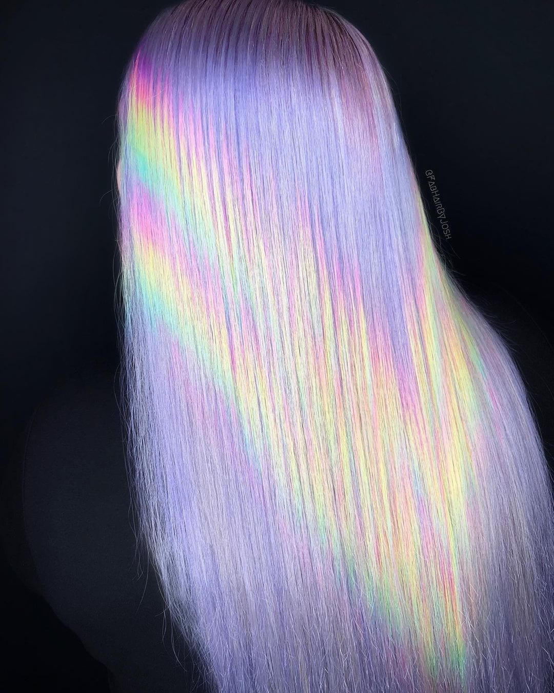 Lavendel holografisch haar met hoofdzakelijk paarse kleuring met lijnen van geel en oranje
