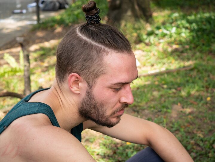 Geschoren zijkanten man bun met Bobby Pins