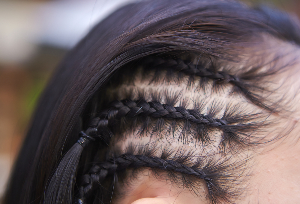 Half Cornrows, een van de beste y2k kapsels, afgebeeld in een up-close beeld