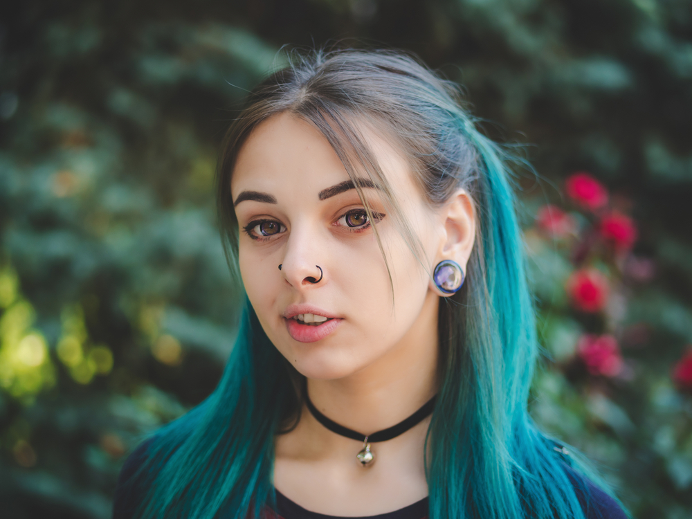 Als kenmerkend y2k kapsel, een vrouw met blauw haar rockt Half-Up Pigtails