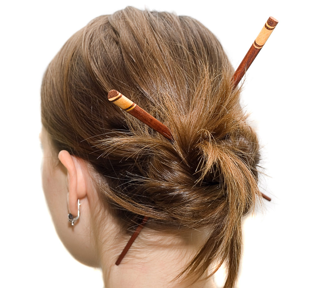 Y2K Hair Sticks op een licht aziatisch uitziende vrouw kijken weg van de lezer