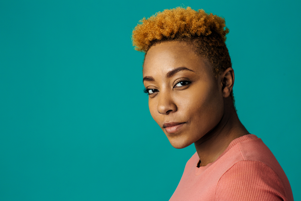 Natural Fohawk With Low Fade als een van de beste kapsels voor zwarte vrouwen boven de 50