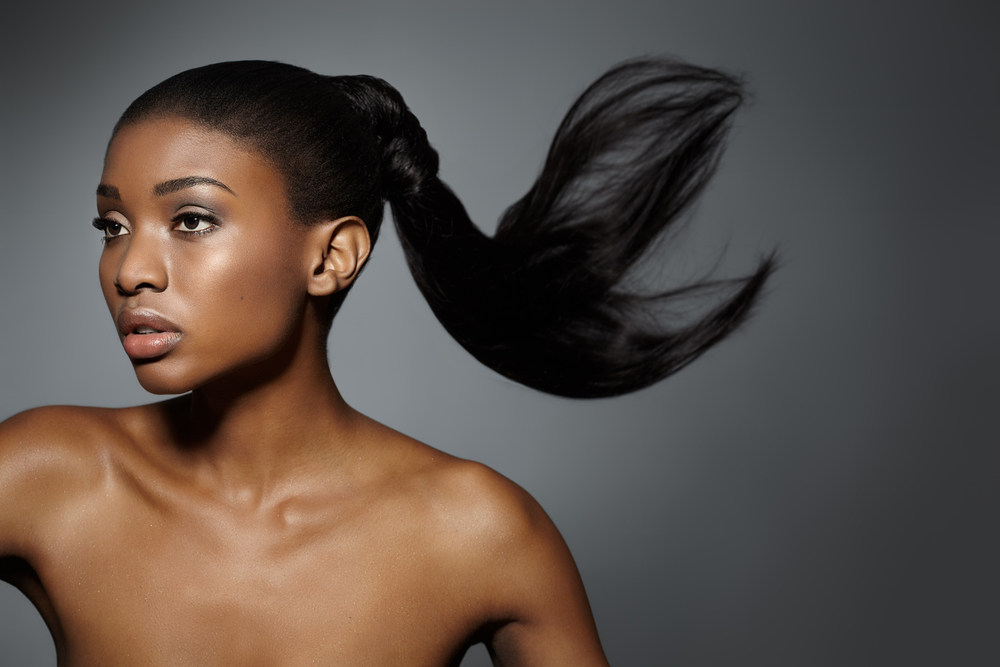 Sleek Ponytail afgebeeld als een van de beste kapsels voor zwarte vrouwen boven de 50