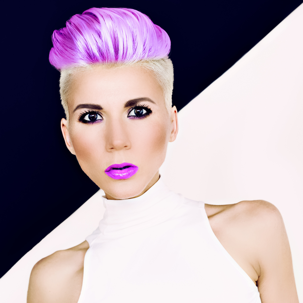 Ultra Violet & Platinum Pompadour Undercut alt kapsel