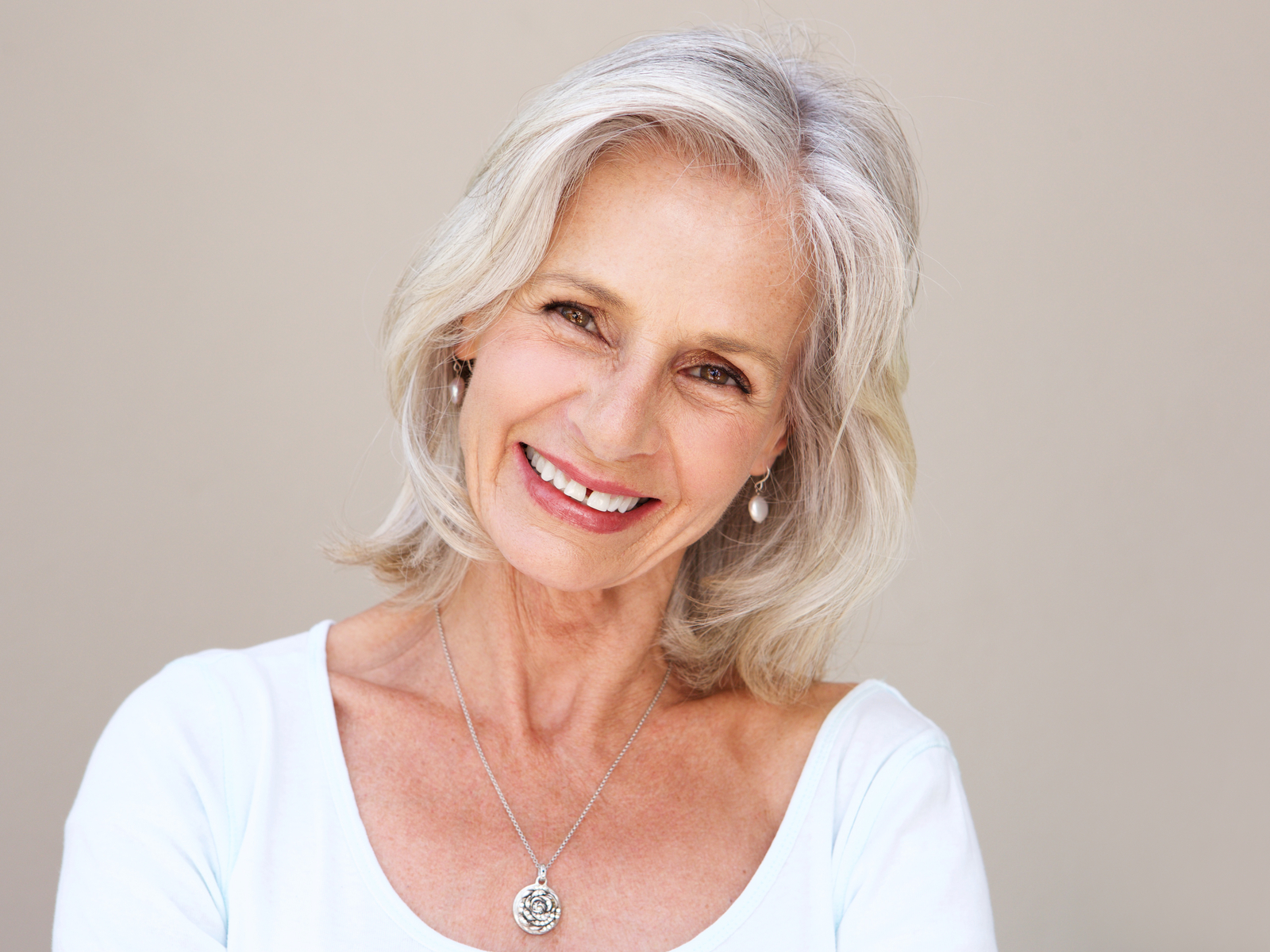 Voluminous Body Wave Lob, een geweldig kapsel voor vrouwen ouder dan 70 jaar.