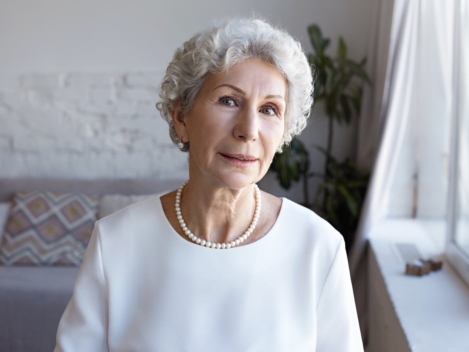 Sophisticated Curly Crop, een van de beste kapsels voor vrouwen boven de 70 jaar.