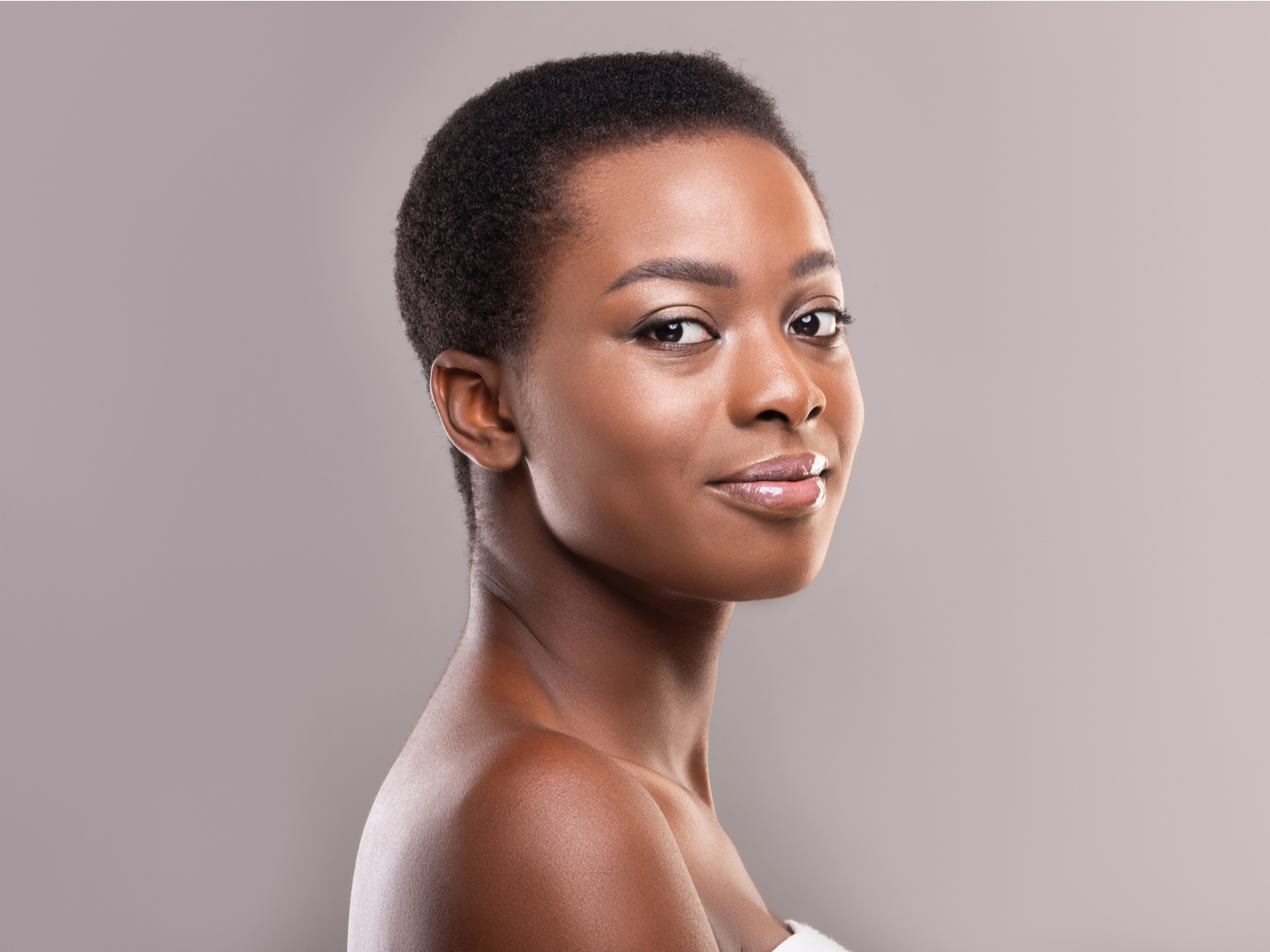 Close-Cropped Buzz Cut, een geweldig kort kapsel voor zwarte vrouwen